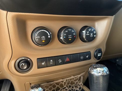 Used 2017 Jeep Wrangler Unlimited Sahara w/ Connectivity Group AWD/4WD image 22