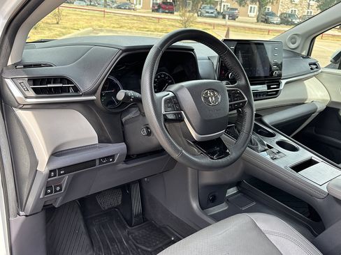 Certified 2023 Toyota Sienna Limited FWD image 28