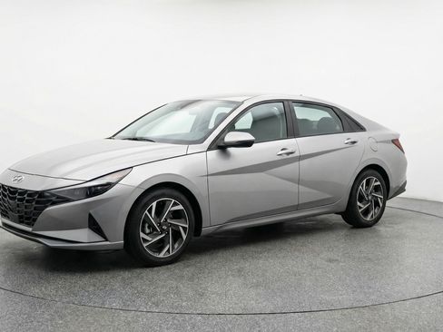 Used 2025 Hyundai Elantra SEL image 3