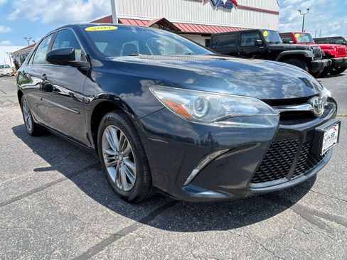Used 2017 Toyota Camry SE FWD image 3