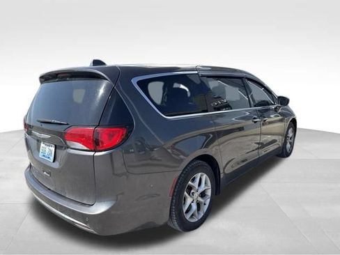 Used 2019 Chrysler Pacifica Touring Plus w/ Tire & Wheel Group FWD image 4