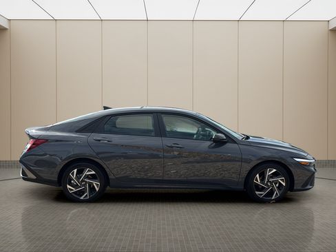 Used 2025 Hyundai Elantra Sport FWD image 6