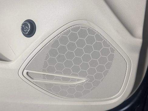 Used 2021 Buick Envision Essence FWD image 33