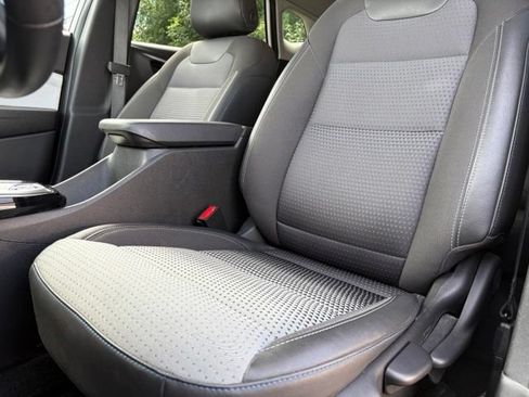 Used 2025 Chevrolet Trax LT w/ LT Convenience Package FWD image 24