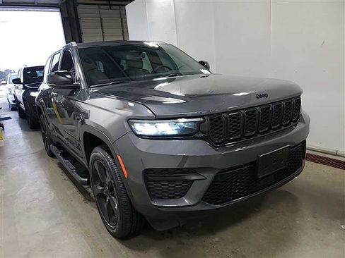 Used 2024 Jeep Grand Cherokee Altitude AWD/4WD image 2