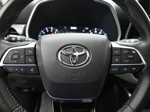 Used 2021 Toyota Highlander XLE FWD image 12