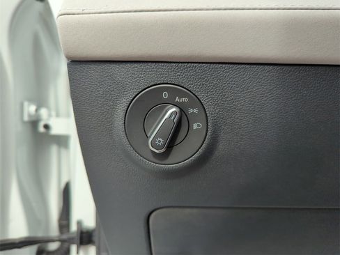 Used 2025 Volkswagen Taos SE image 39