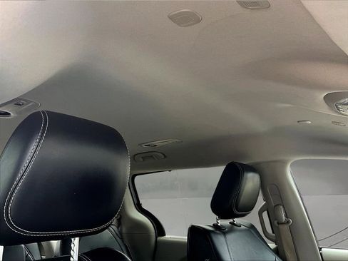 Used 2024 Chrysler Pacifica Touring-L FWD image 27