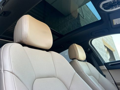 Certified 2023 Porsche Macan AWD/4WD image 17
