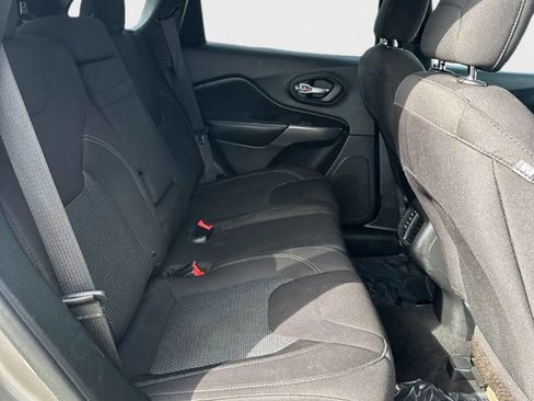 Used 2019 Jeep Cherokee Latitude w/ Popular Appearance Group image 16