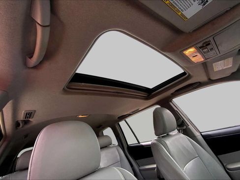 Used 2012 Toyota Highlander SE FWD image 11