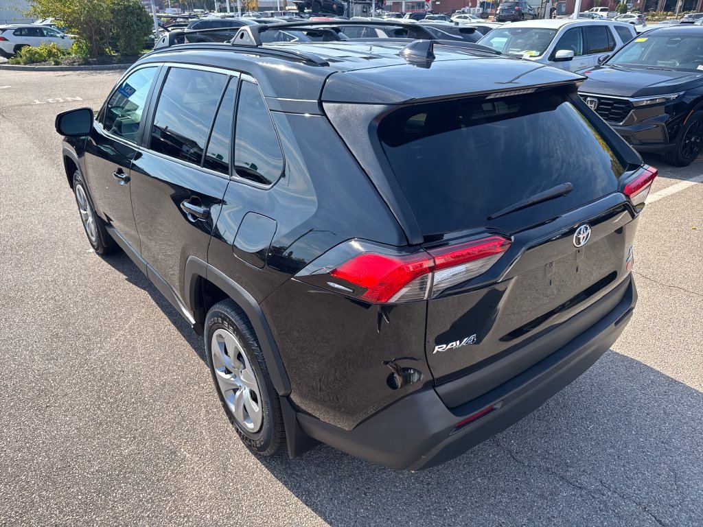 Used 2021 Toyota RAV4 LE AWD/4WD image 5