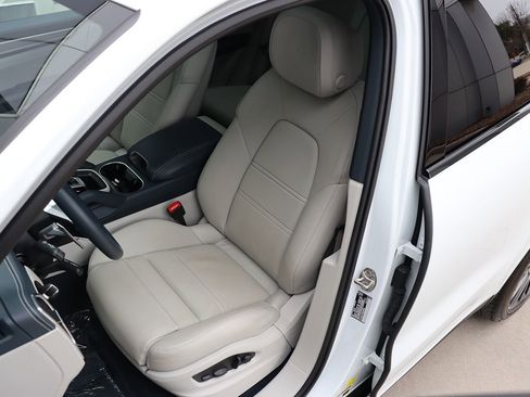 Used 2022 Porsche Cayenne Platinum Edition image 36