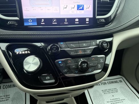 Used 2023 Chrysler Pacifica Touring-L FWD image 25