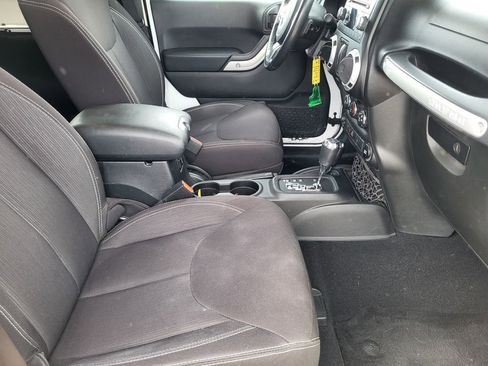 Used 2014 Jeep Wrangler Sahara image 15