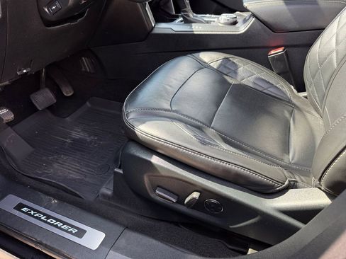 Used 2018 Ford Explorer Platinum image 18