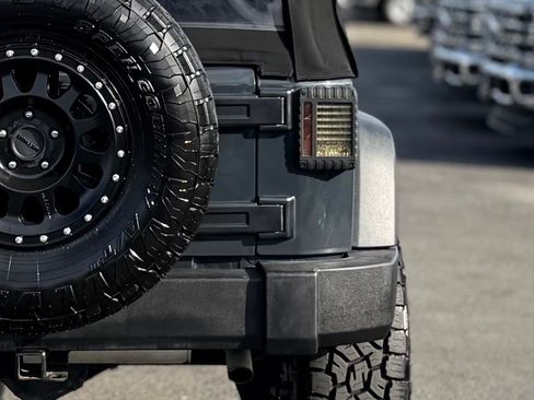 Used 2018 Jeep Wrangler Unlimited Rubicon w/ Connectivity Group image 13