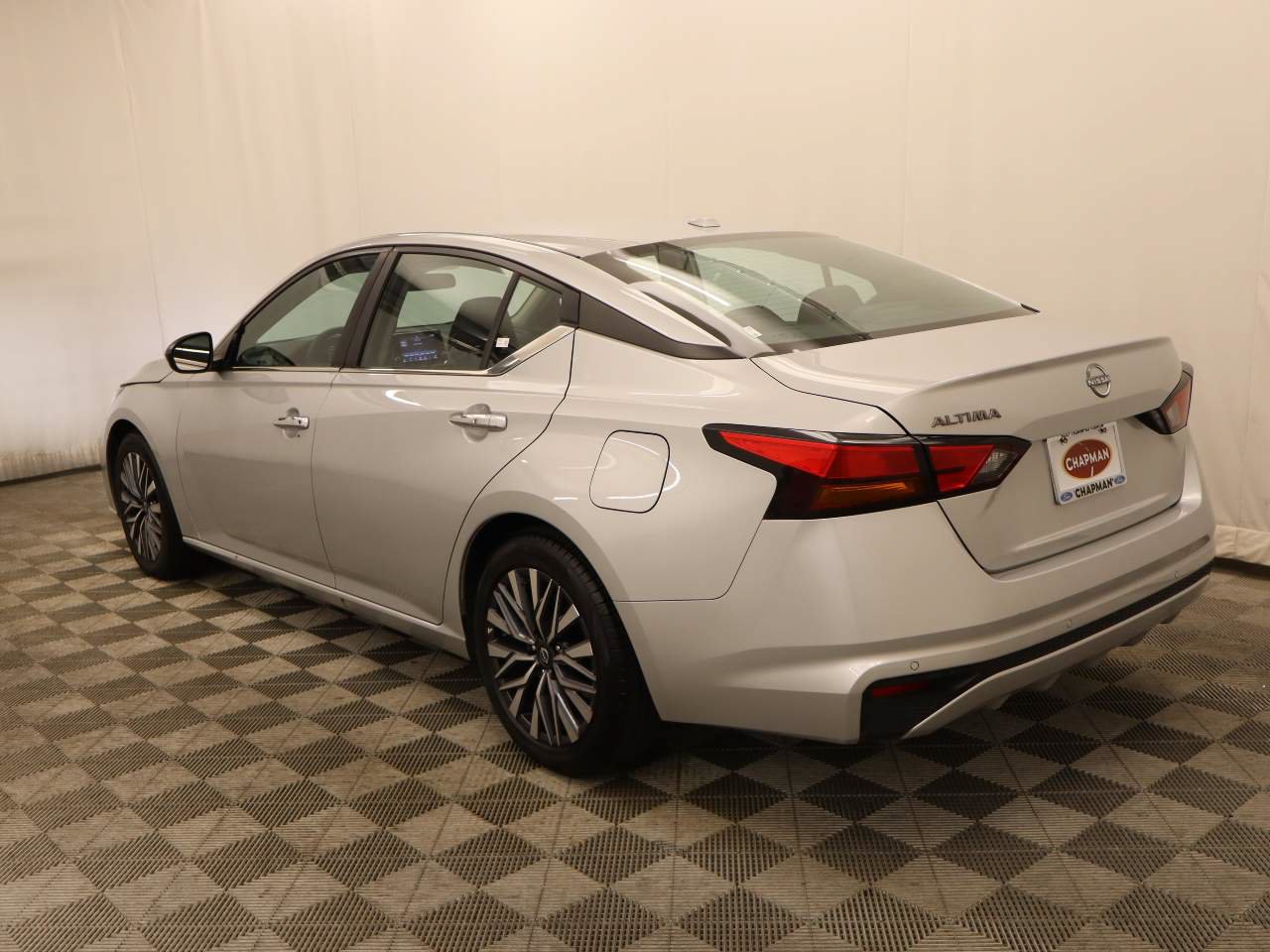 Used 2025 Nissan Altima 2.5 SV FWD image 3
