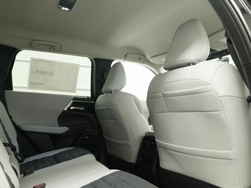 New 2025 Mitsubishi Outlander SE image 34