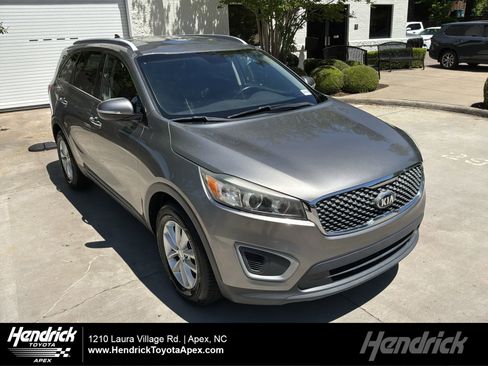 Used 2018 Kia Sorento FWD image 1