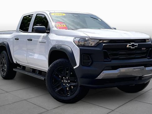 Used 2025 Chevrolet Colorado Trail Boss AWD/4WD image 3
