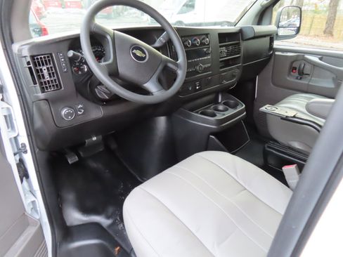 Used 2015 Chevrolet Express 2500 image 5