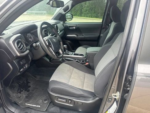 Used 2020 Toyota Tacoma TRD Off-Road AWD/4WD image 19