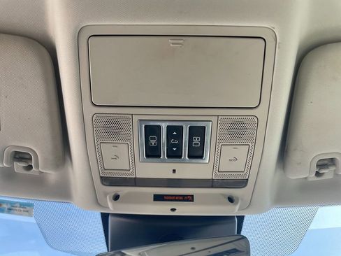 Used 2017 Land Rover Discovery HSE AWD/4WD image 23