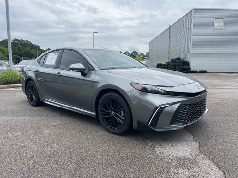 Used 2026 Toyota Camry SE FWD image 3