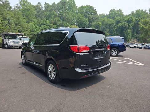 Used 2018 Chrysler Pacifica Touring-L FWD image 7