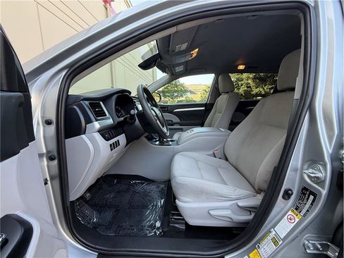 Used 2019 Toyota Highlander LE FWD image 25