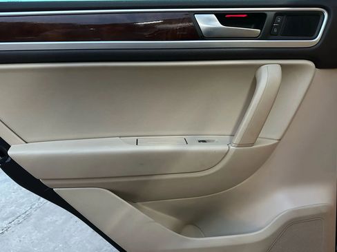 Used 2012 Volkswagen Touareg TDI image 11