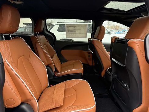 New 2026 Chrysler Pacifica Pinnacle AWD/4WD image 16