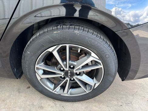 Used 2023 Kia Forte LXS image 9