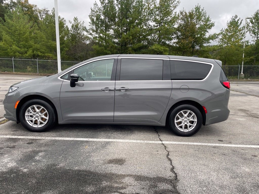 Used 2025 Chrysler Pacifica Select FWD image 2