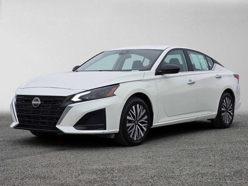 Used 2025 Nissan Altima 2.5 SV AWD/4WD image 7
