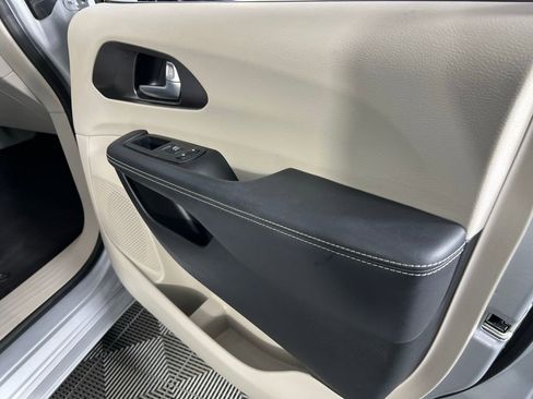 Used 2024 Chrysler Pacifica Touring-L image 35