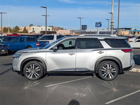 Used 2024 Nissan Pathfinder Platinum image 3