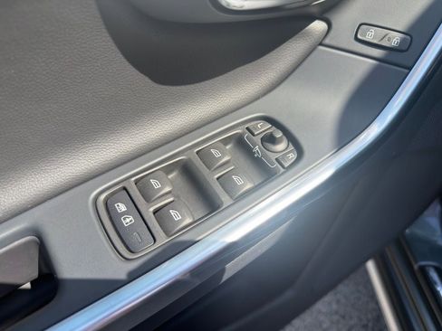 Used 2017 Volvo V60 T5 Cross Country w/ Technology Package image 12