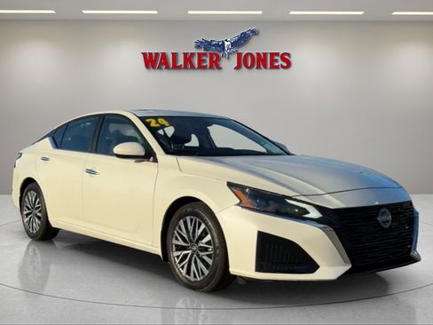 Used 2024 Nissan Altima 2.5 SV w/ SV Premium Package image 1