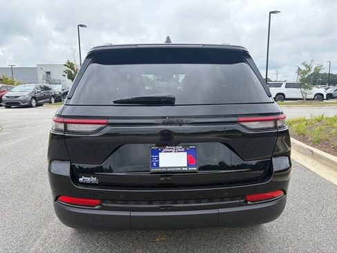 Used 2025 Jeep Grand Cherokee Altitude RWD image 18