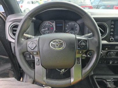 Used 2021 Toyota Tacoma TRD Off-Road w/ Technology Package AWD/4WD image 12