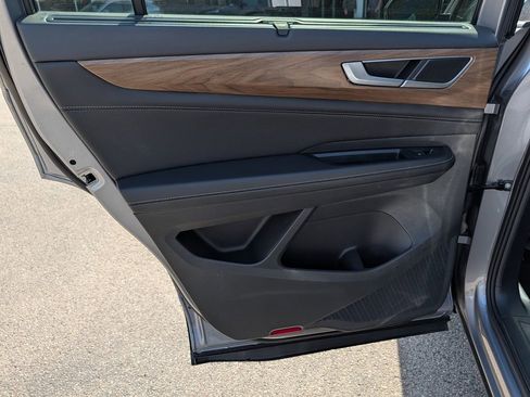 Used 2025 Volkswagen Atlas SE image 23