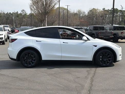 Used 2022 Tesla Model Y Long Range image 13