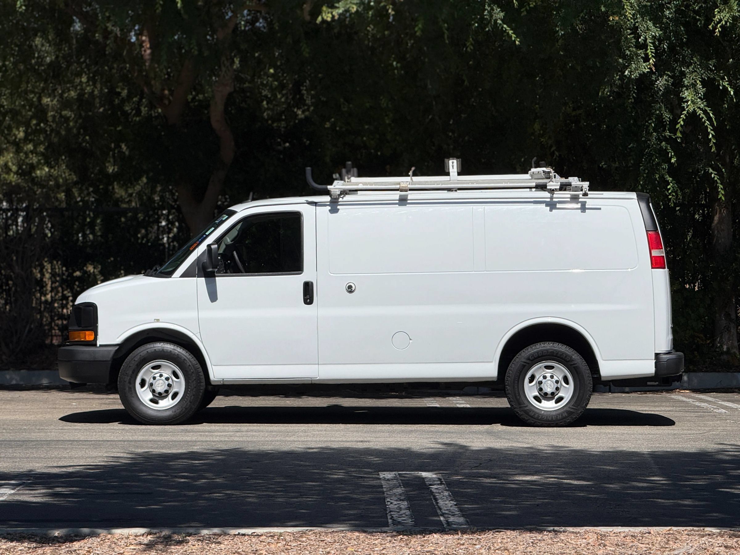 Used 2015 Chevrolet Express 2500 RWD image 2