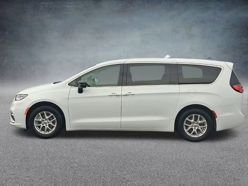 Used 2024 Chrysler Pacifica Touring-L FWD image 10