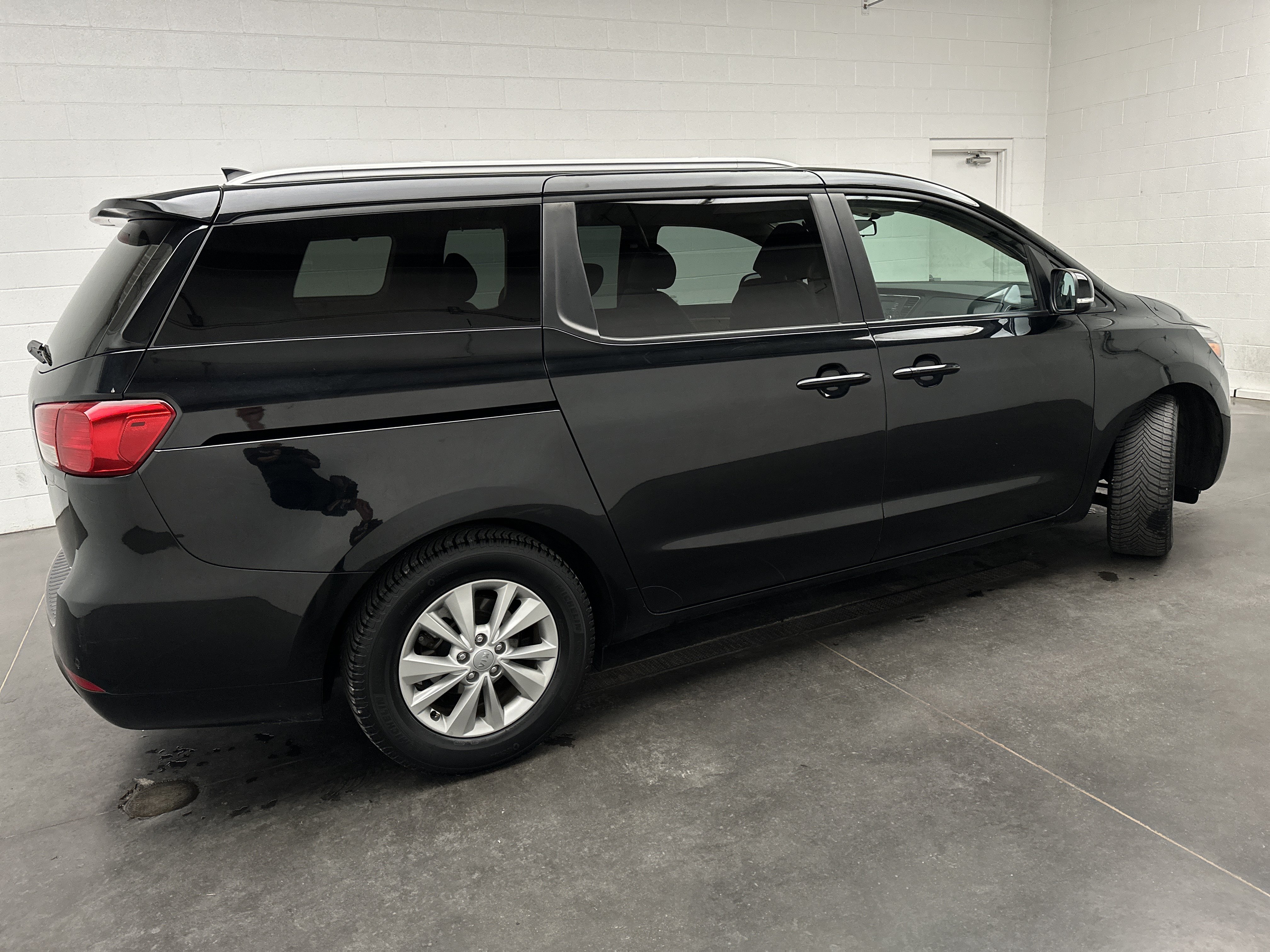 Used 2017 Kia Sedona LX w/ LX Essentials Premium Package FWD image 9