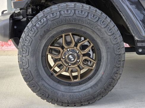 Used 2024 Jeep Gladiator Sport image 11