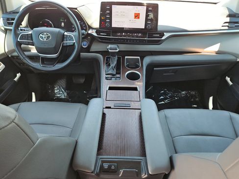 Used 2023 Toyota Sienna XLE FWD image 12
