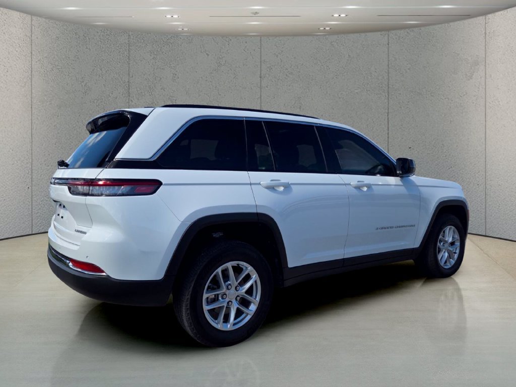 Used 2025 Jeep Grand Cherokee Laredo RWD image 5